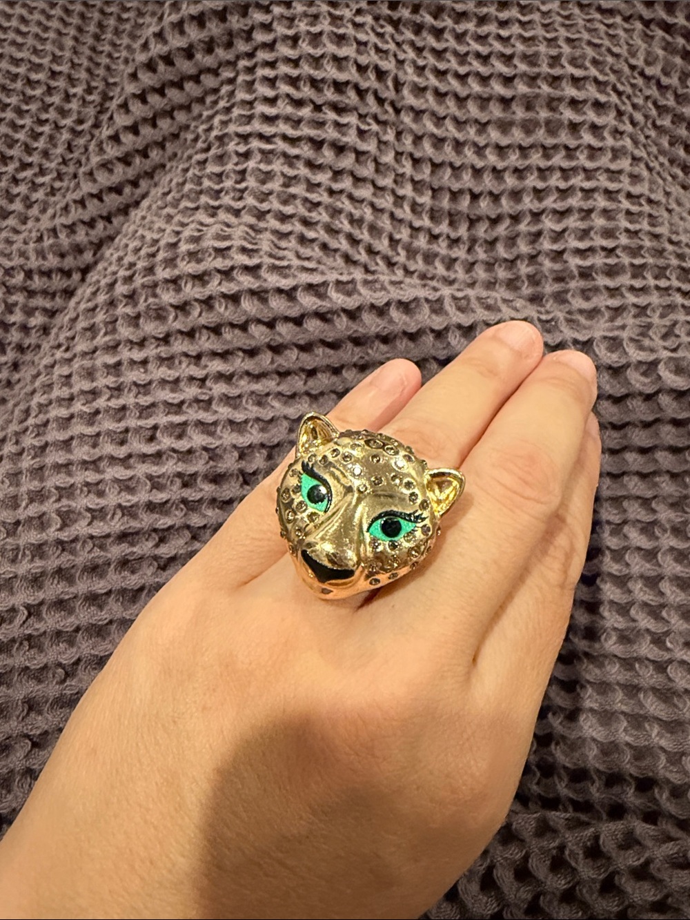 Super cute leopard ring with crystals